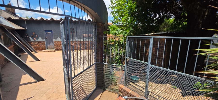 6 Bedroom Property for Sale in Wilkeville North West